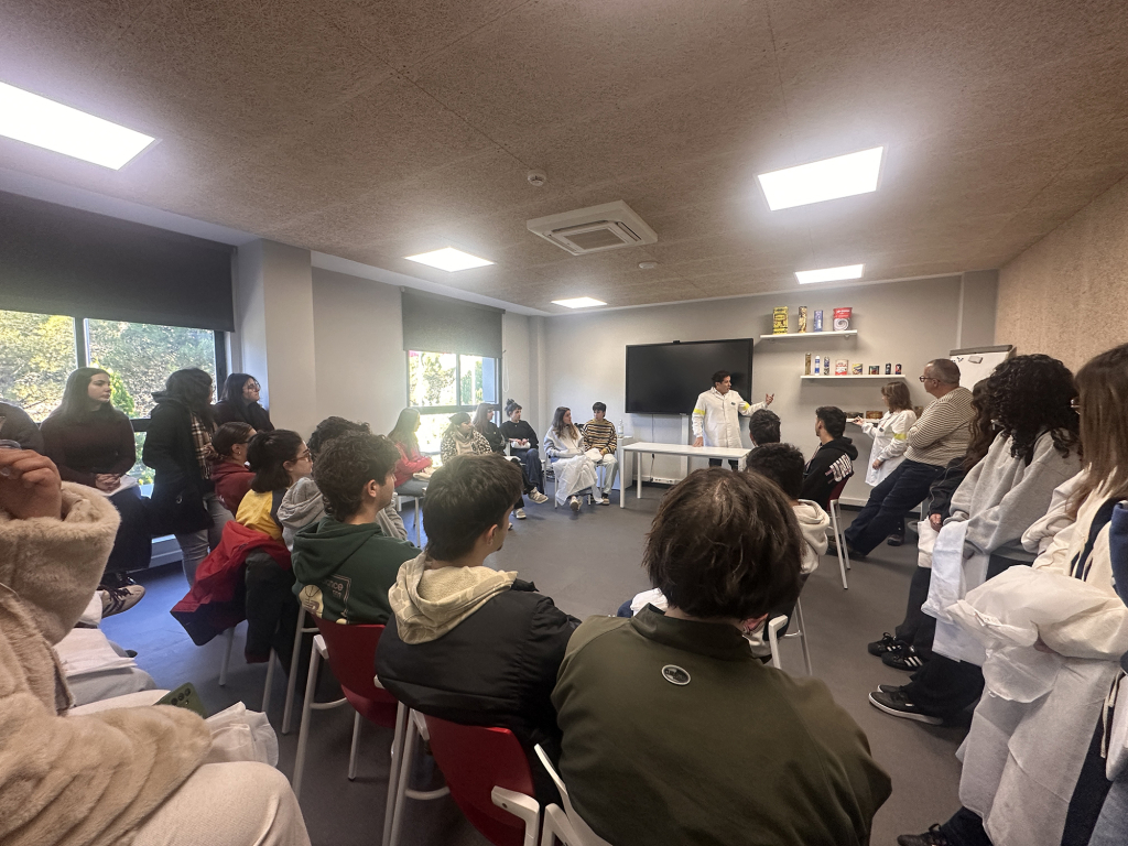 El alumnado de Diseño Gráfico y del Máster de Packaging visita las instalaciones de Grafometal