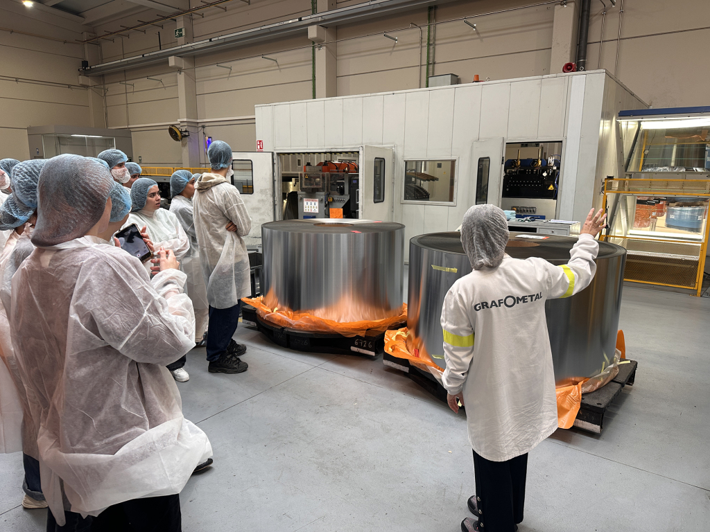 El alumnado de Diseño Gráfico y del Máster de Packaging visita las instalaciones de Grafometal