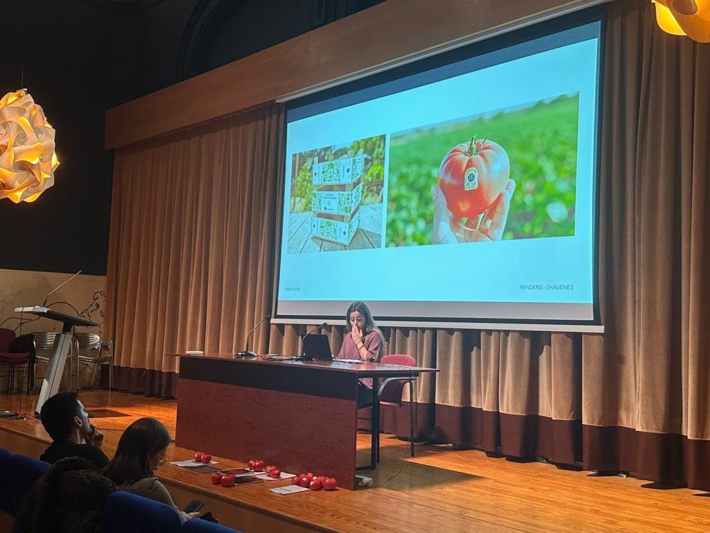 Primer proyecto de Packaging: caja hortofrutícola y etiquetado para tomates Rioja Selecto